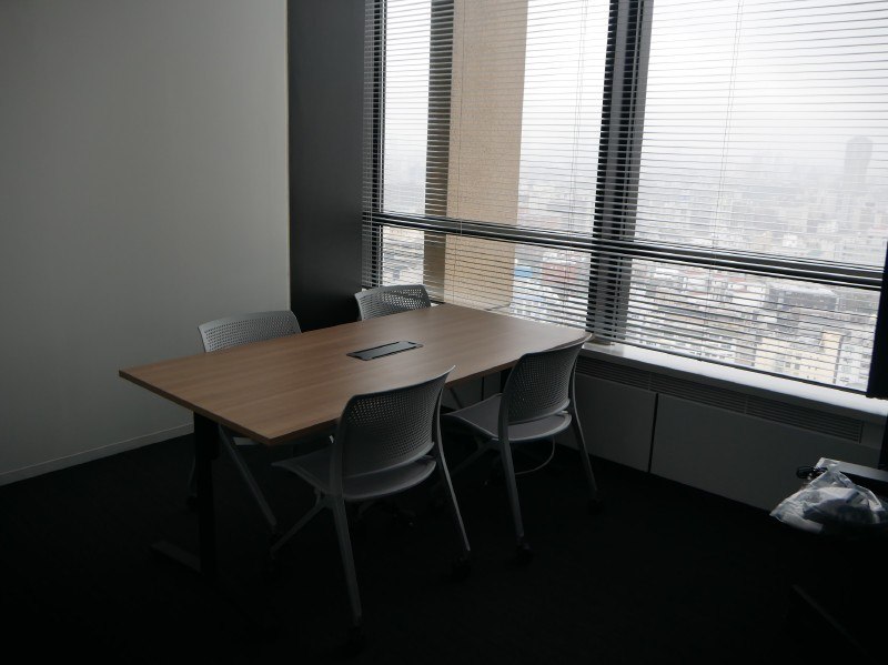 社員専用に完全に閉じられた環境の会議室はこの1室だけだ