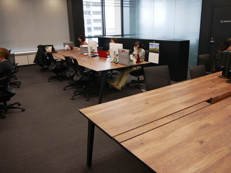 木目調の机は、広報・プロモーション部門が利用している