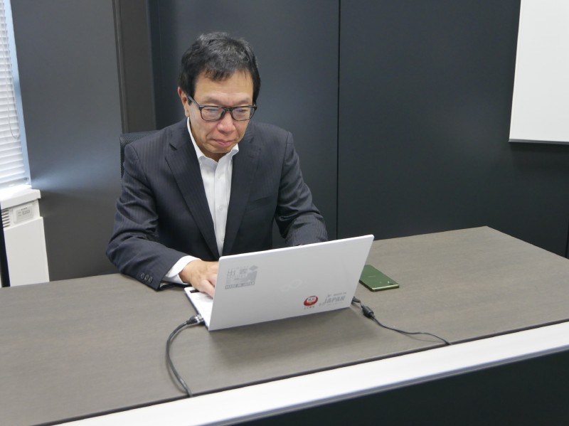 社長室で執務中の齋藤邦彰社長