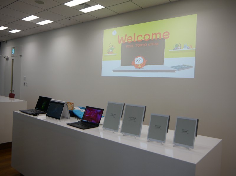 受付の横には最新の製品が展示され、プロジェクタを使った映像でふくまろが出迎えてくれる