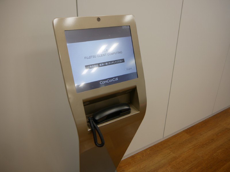 端末にタッチして受付を行なう