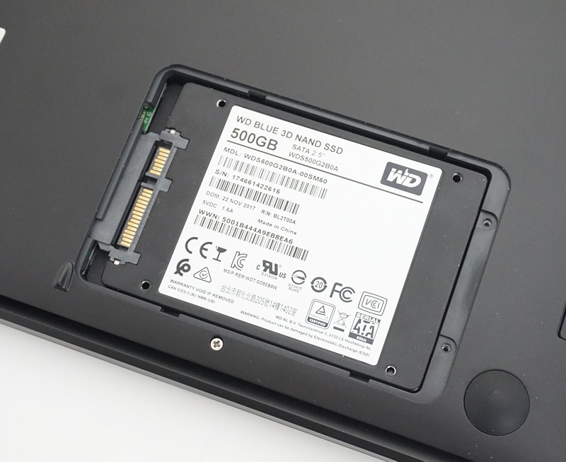 ドライブを挿すときはコネクタの場所を確かめてドライブを置く