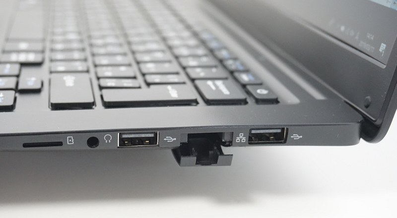 右側面には2基のUSB 2.0ポート、Ethernetポート、microSDカードスロット、ヘッドフォン端子を装備