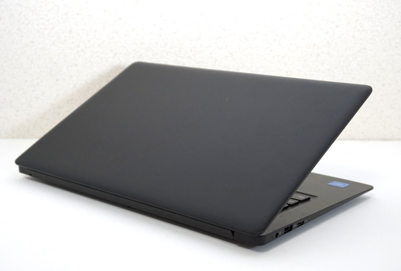 天板にはエンブレムなどもないシンプルな作り