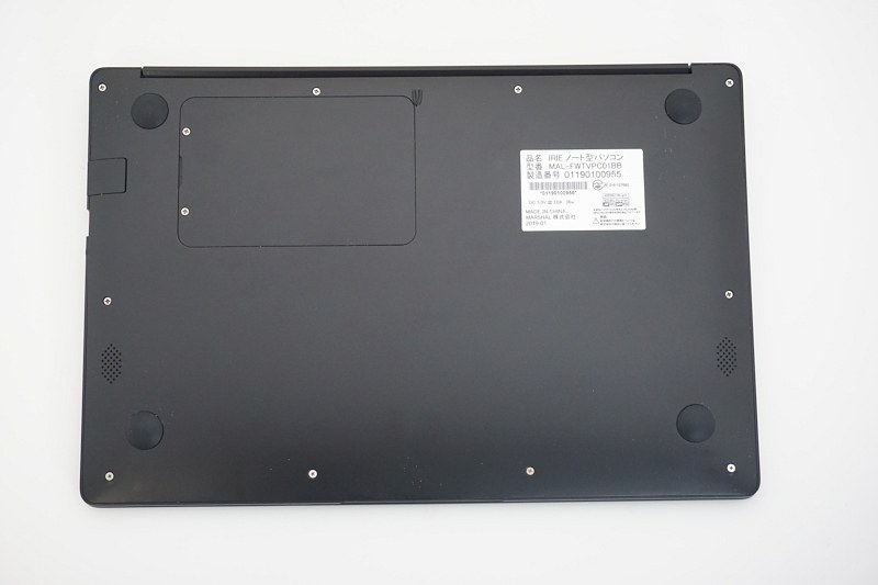 裏面の様子。ヒンジ近くに2.5インチベイを隠すカバーがある