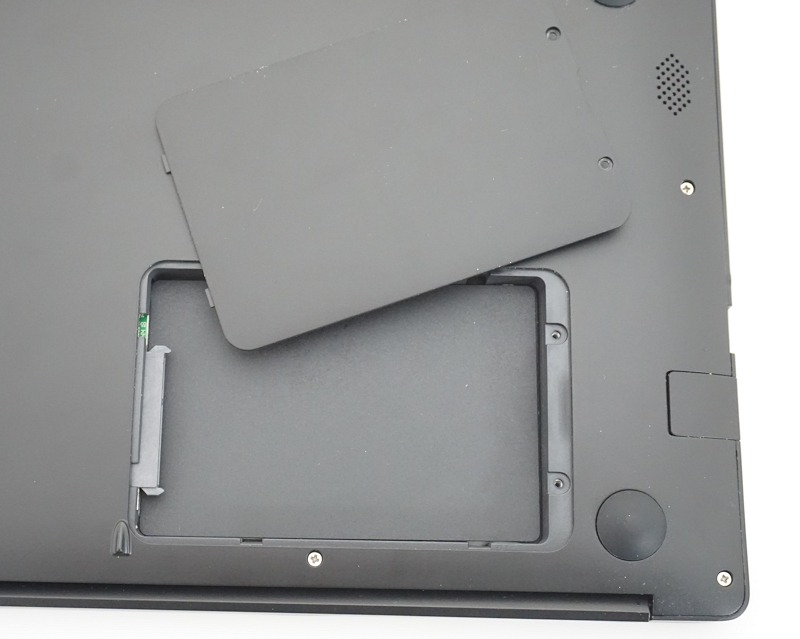 これが2.5インチシャドウベイ。左はSATAコネクタとSATA電源コネクタ