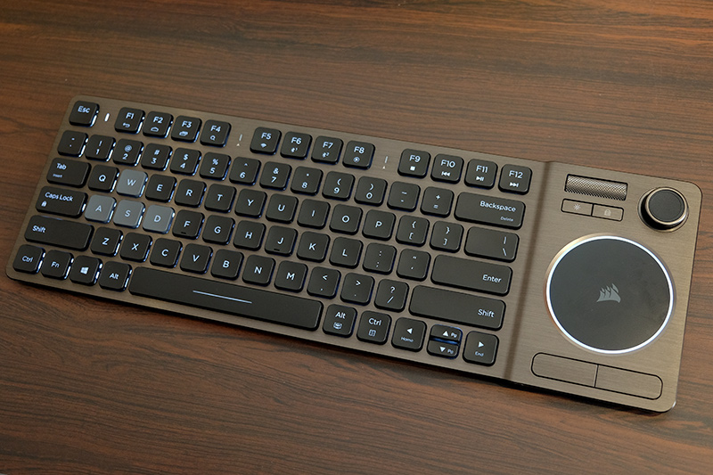 ジョイスティック/タッチパッド搭載のリビング向けキーボード「K87」