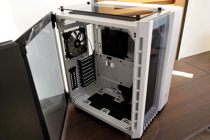 デュアルチャンバー設計が特徴のケース「Crystal Series 680X RGB」