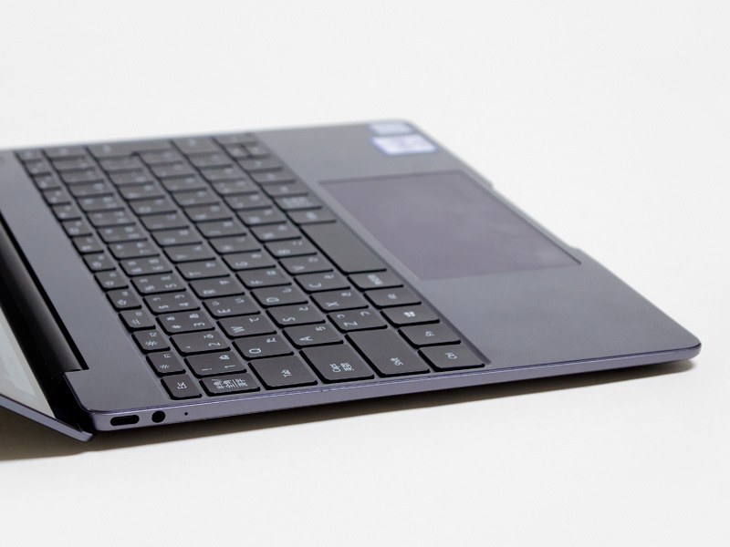 左側面にはType-C(おもに充電用)、音声入出力