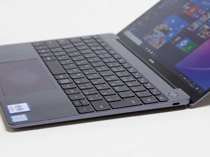 右側面はType-C。パネルの傾きはこの位置が最大