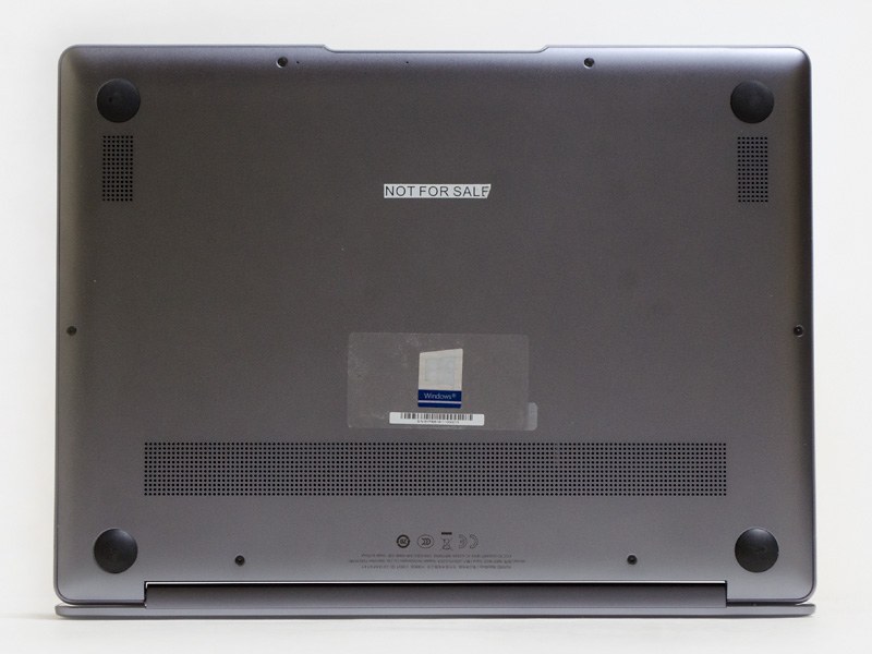 裏は4隅にゴム足。手前左右にスピーカー用のスリット。後部には熱処理用スリット