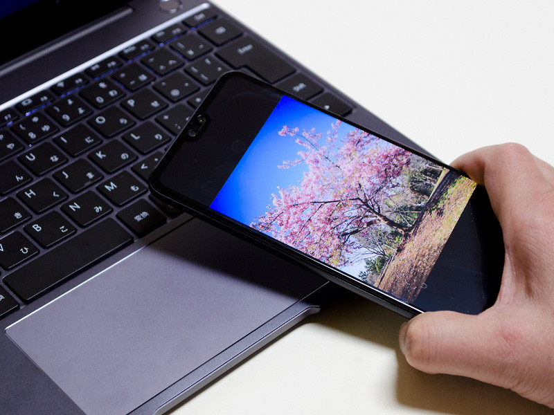 NFCを使った「HUAWEI Share OneHop」(イメージ)。手持ちのHUAWEI P20 Proは対応機種だが、docomo版でEMUI 8.0(9.0が必要)なので試せなかった