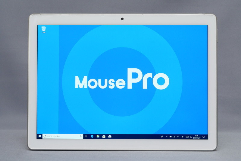 本体正面。ディスプレイのベゼルはそれほどせまくないが、フットプリントは285×206mm(幅×奥行き)と標準的