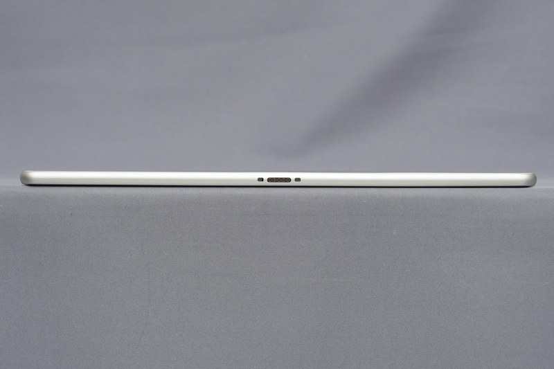 下部側面。高さは9mmと、なかなかの薄さを実現している