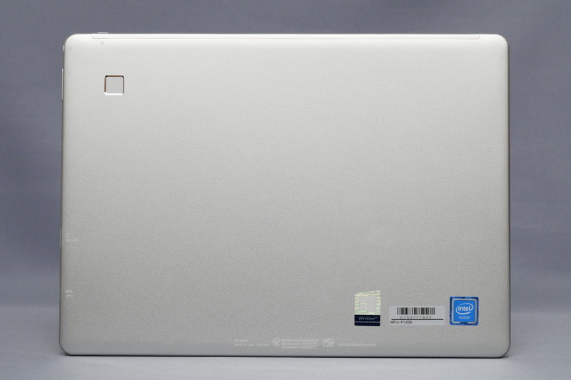 背面。側面付近は曲線を取り入れているが、フラットで非常にシンプルなデザインだ