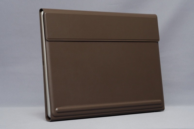 キーボードカバーを利用して本体を完全に包んで持ち運びが可能