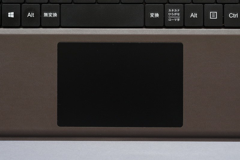 クリックボタン一体型のタッチパッドを搭載。ジェスチャー操作も対応しており、使い勝手は申し分ない