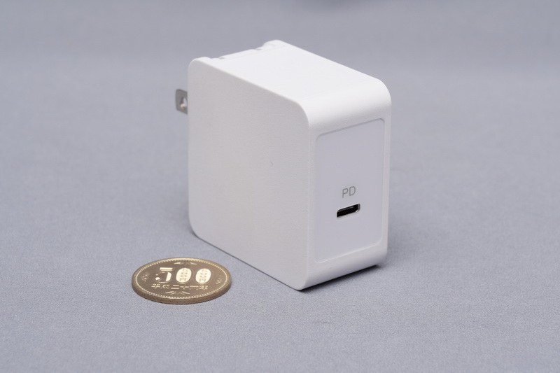 付属ACアダプタは、出力30WのUSB PD準拠となっている