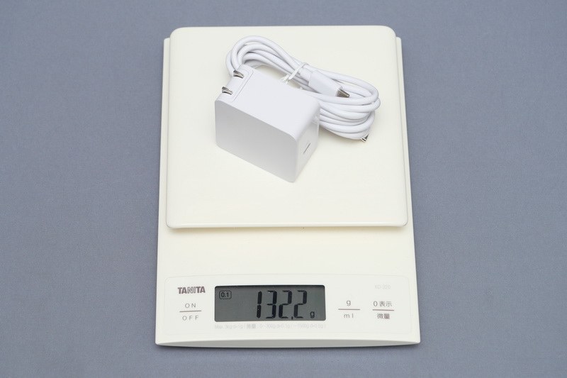 ACアダプタは小型で、付属USB Type-Cケーブル込みでも重量は時速で132.2gと軽い