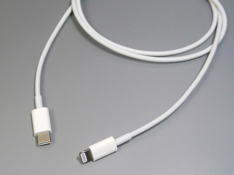 「USB-C - Lightningケーブル」。このApple純正品以外にも、今年に入ってからAnkerやエレコムからも<a href="https://www.apple.com/jp/shop/product/MQGJ2FE/A/" class="n" target="_blank">MFi認証済みの互換モデルが発売されつつある</a>
