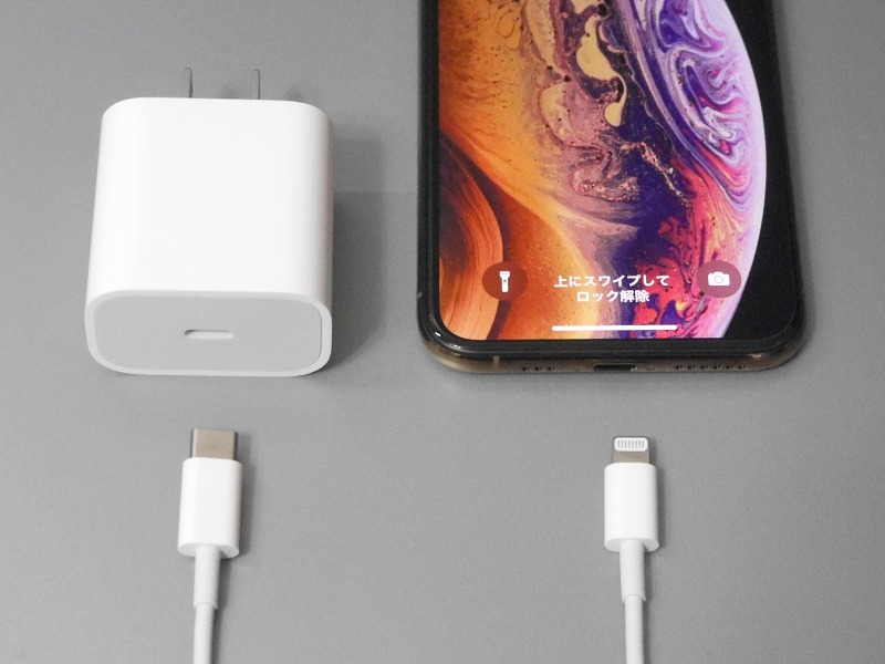 USB PDアダプタと接続することで、Lightning搭載のiPhoneやiPadで高速充電が行なえる
