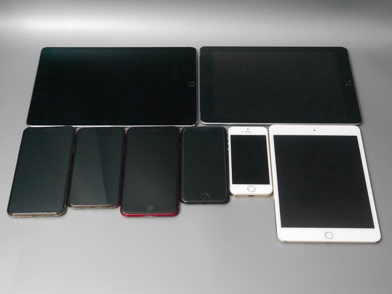 今回用意した、Lightning搭載のiOSデバイス。前列左から「iPhone XS Max」「iPhone XS」「iPhone 8 Plus」「iPhone 7」「iPhone SE」「iPad mini 4」、後列左から「iPad Pro 10.5」「第6世代iPad」
