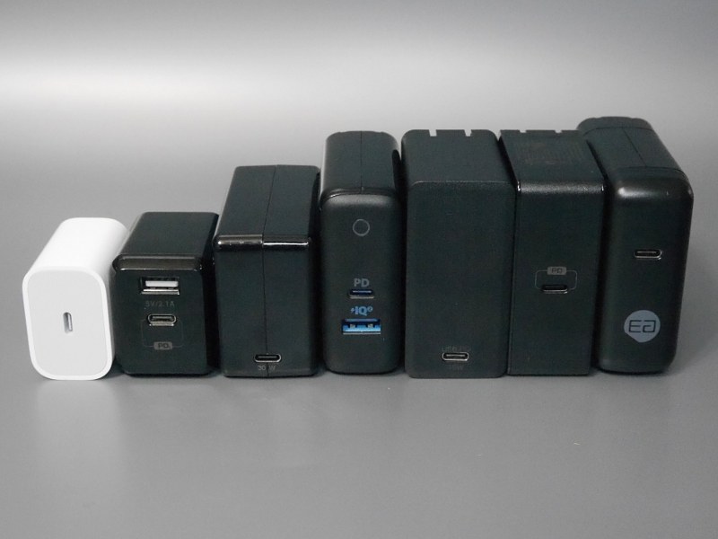 今回検証を行なったUSB PDアダプタ7製品。左からApple「A1720」Omars「OMWCBK29WPDBLP-JP」エレコム「MPA-ACCP01BK」Anker「PowerPort ll PD(A2321)」サンワサプライ「ACA-PD58BK」Omars「OMWCBK60WPDYX」ゴッパ「E00650A1CBLKUS」