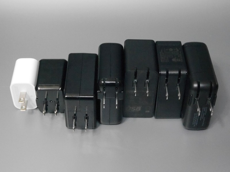 背面。一般的に最大出力が大きいアダプタほど筐体も大きい。USB Type-C以外のポートを搭載している場合も同様だ