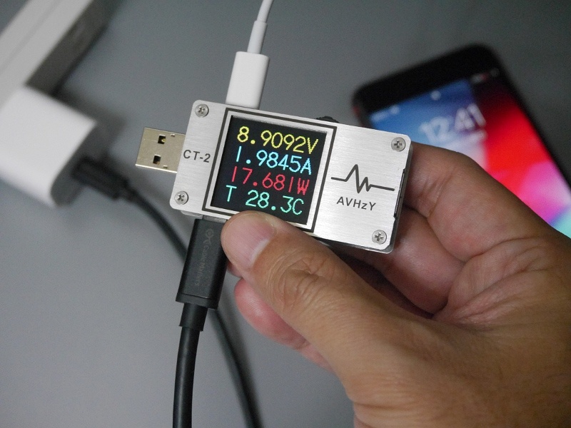 そこから数秒経つと電圧が切り替わり、高速充電が開始される。ここでは9Vで充電されている