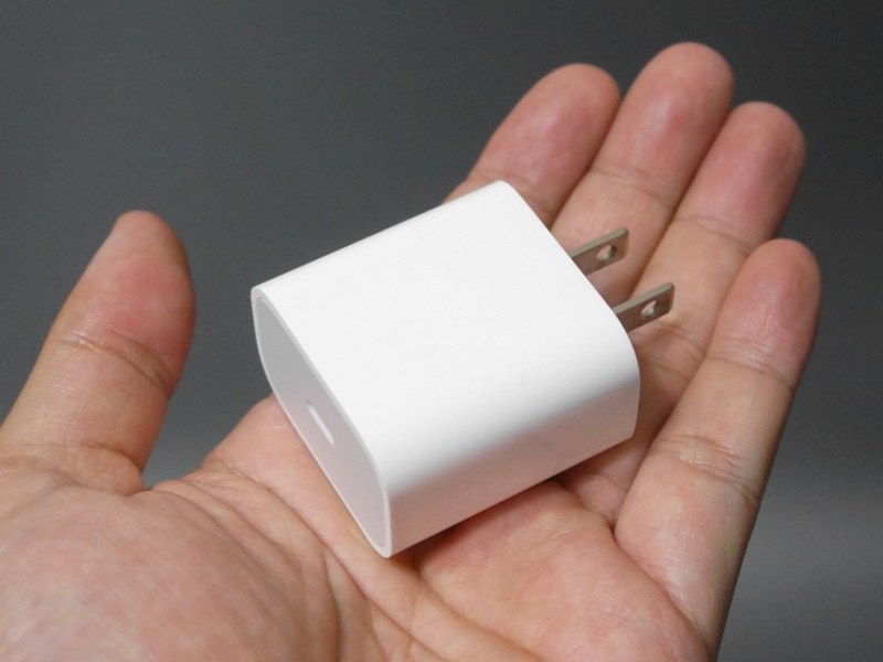 iPad Pro付属の18W USB-C電源アダプタ(A1720)は、iPhoneの高速充電にはベストチョイス。プラグが折りたためないのが唯一残念