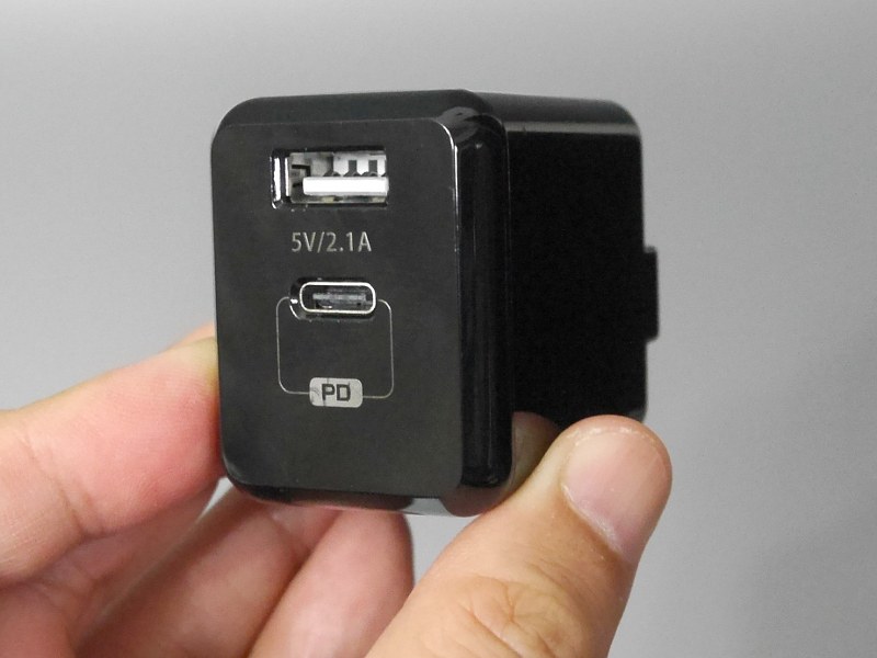 「<a href="https://www.amazon.co.jp/dp/B07F1367YK" class="n" target="_blank">OMWCBK29WPDBLP-JP</a>」。最大出力18WのUSB Type-C×1ポートのほかUSB×1ポートを搭載する。実売価格は1,799円(2019年3月9日現在)