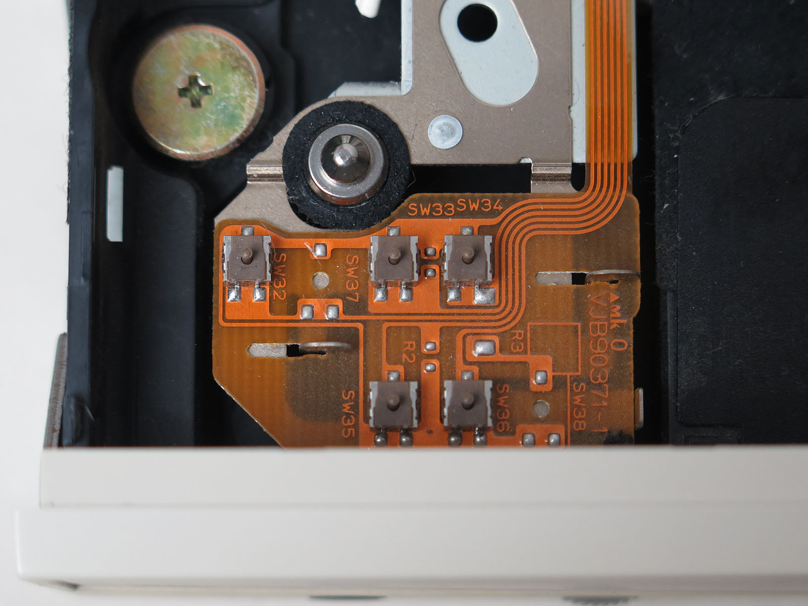 SW32はPDかDVD-RAMかを判断するためのスイッチのようだ(PDとDVD-RAMはカートリッジの切り欠きが異なる。一方SW35はPDのライトプロテクト、SW36はDVD-RAMのライトプロテクトを検出する模様。SW33とSW34の用途は不明