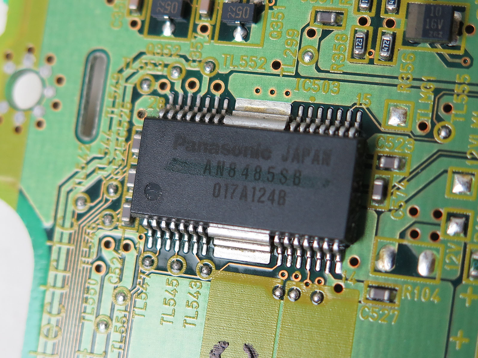 「AN8485SB」はスピンドルモータードライバ。このチップのみ熱伝導シートで底面カバーと接続されていた