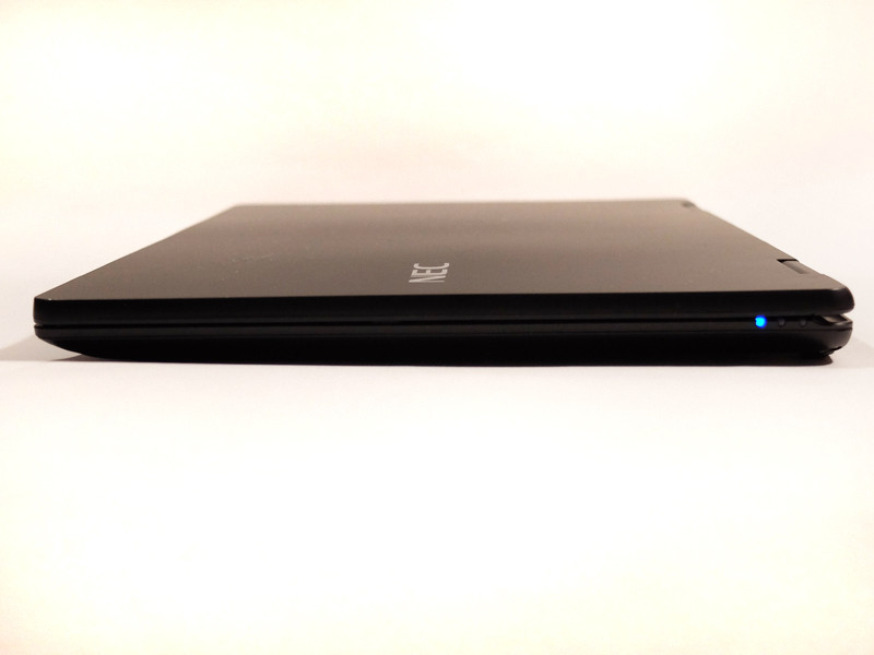 右側面に端子類は備えていない