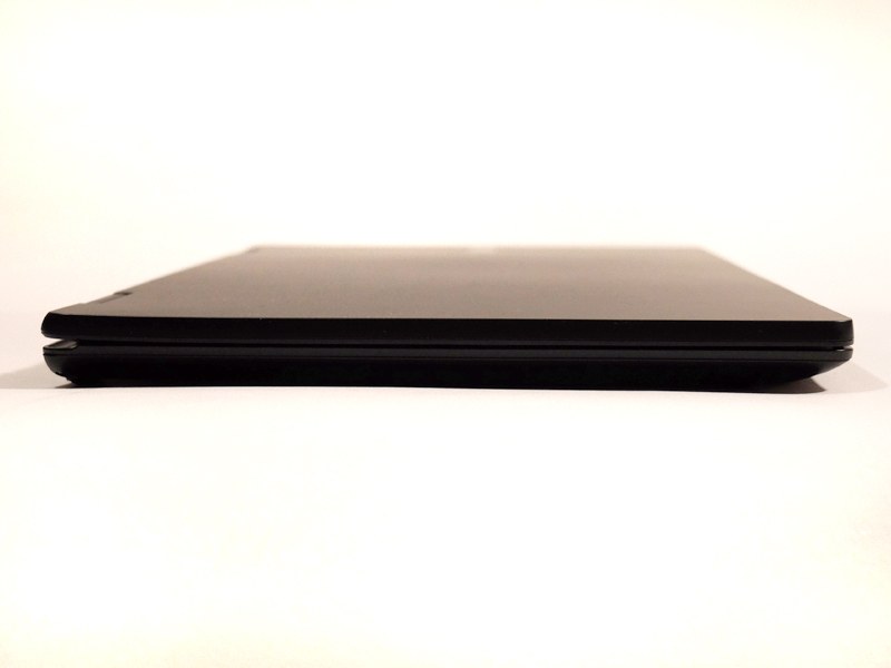 左側面にも端子類は備えず両側面がスッキリしている