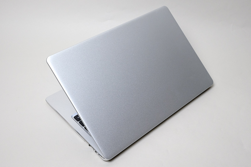 天板。金属製の筐体ということもあり、相応の高級感がある