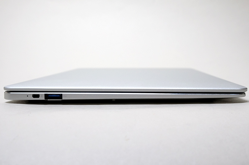 左側面。端だけを掴んで持ち上げても筐体が歪むことはなく、十分な剛性が確保されている。