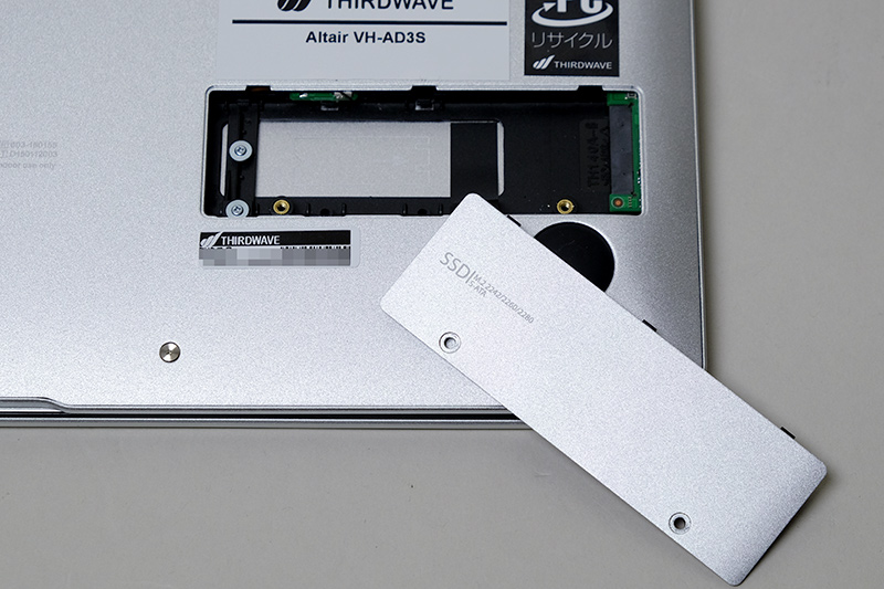 M.2スロットのほか、筐体のネジはすべてプラスネジ