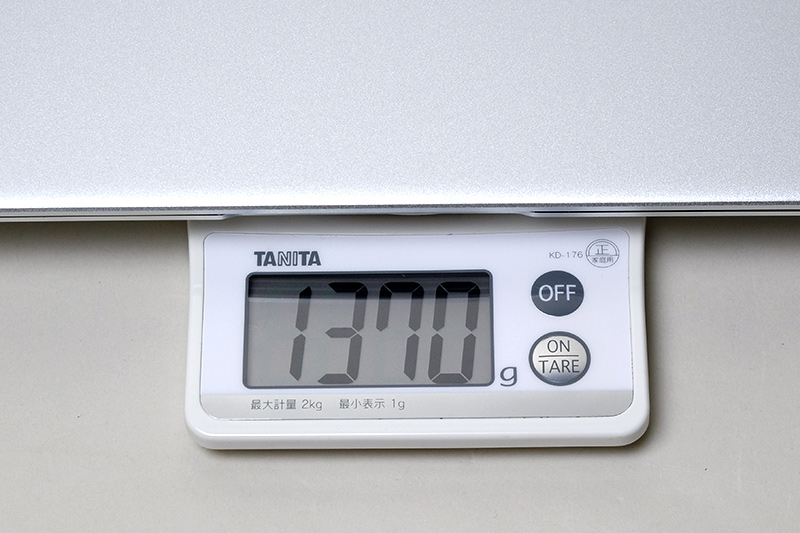 本体の実測重量は公称値どおりの1,370g