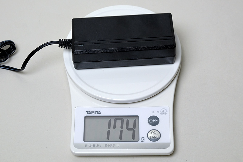 ACアダプタ重量は174g