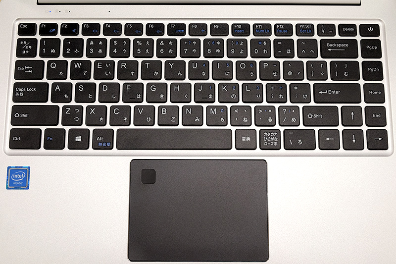キーボードはノートPCで標準的なパンタグラフ方式で、キー配列の癖が少々強め。指紋センサーはWindows Hello対応