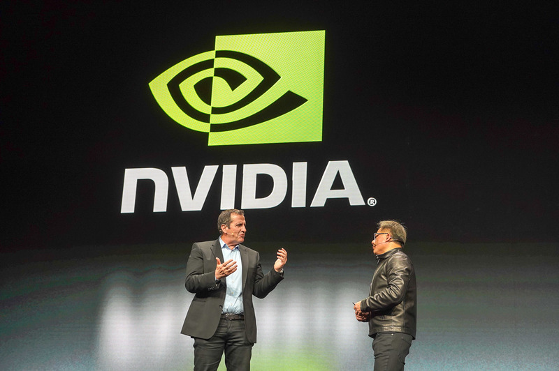 Mellanox CEO イヤル・ワルドマン氏(左)が登壇