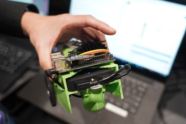 バッテリはいわゆるモバイルバッテリ、扱いが簡単なのはよい