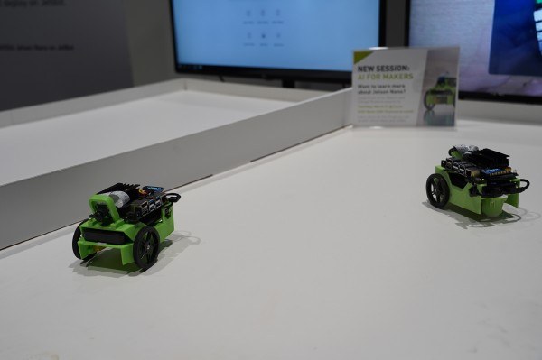 2台がそれぞれによけながら進むように学習させることもできる