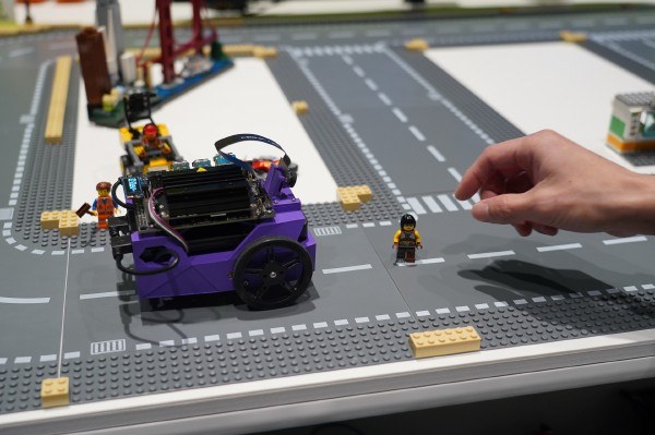 障害物が来たら停止するとか、この場合は白線にそって進むように学習させていると思われる