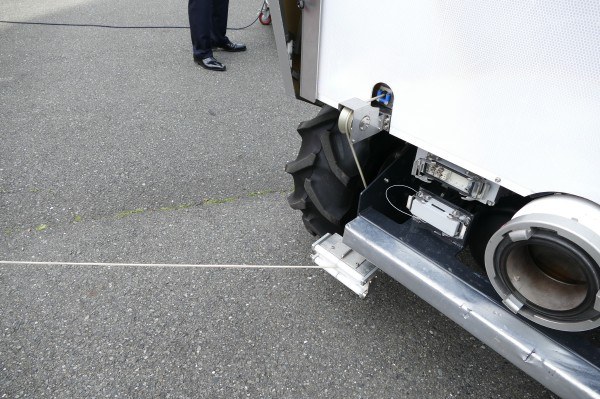 指令システムとは光ファイバーで有線接続されている