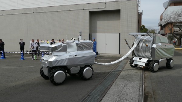 「放水砲ロボット」と「ホース延長ロボット」