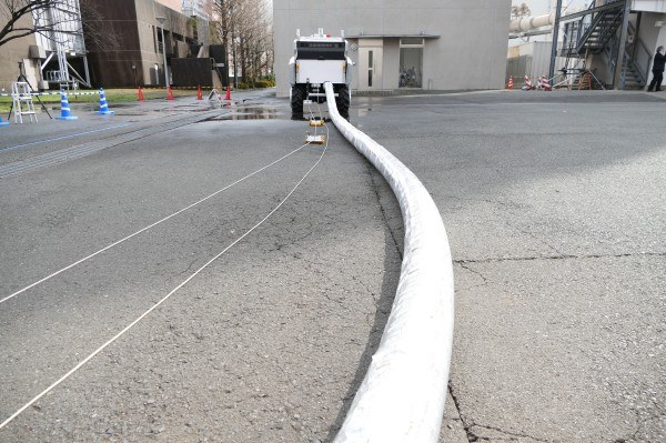 水の入ったホースはものすごく重たく、ビクともしない