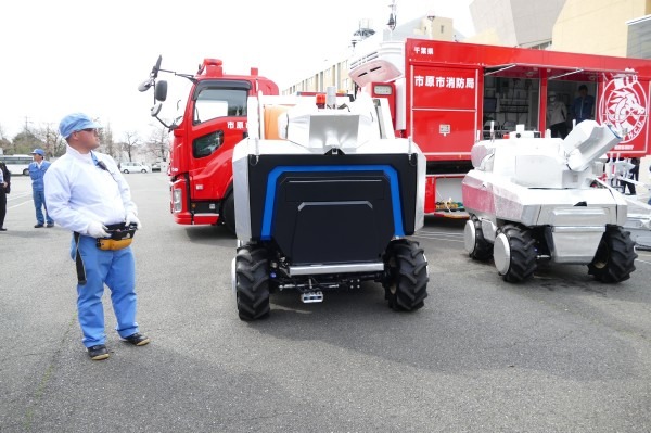 基本は自律移動だがリモコンで遠隔操作することも可能