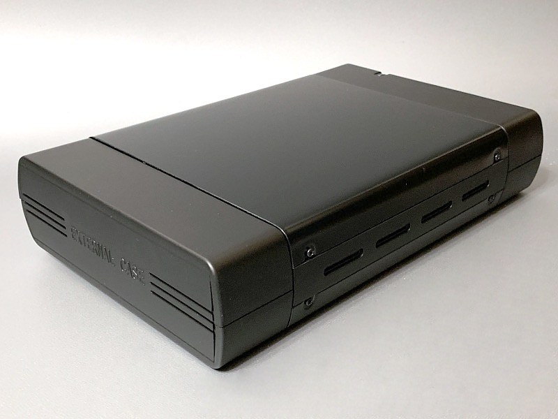 製品本体。言うなれば光学ドライブ向けに作られた5インチHDDケースといったところ